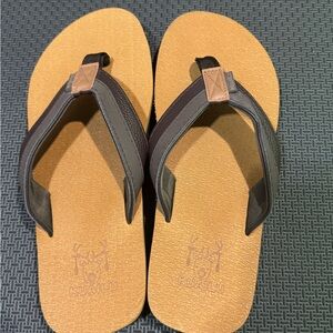 Brand new KuaiLu Men's Yoga Mat Leather Flip Flops.